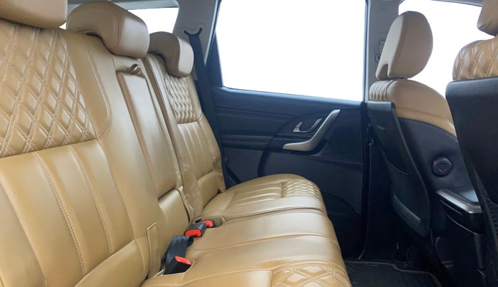 2018 Mahindra XUV500 W11, Diesel, Manual, 48,357 km, Right Side Rear Door Cabin