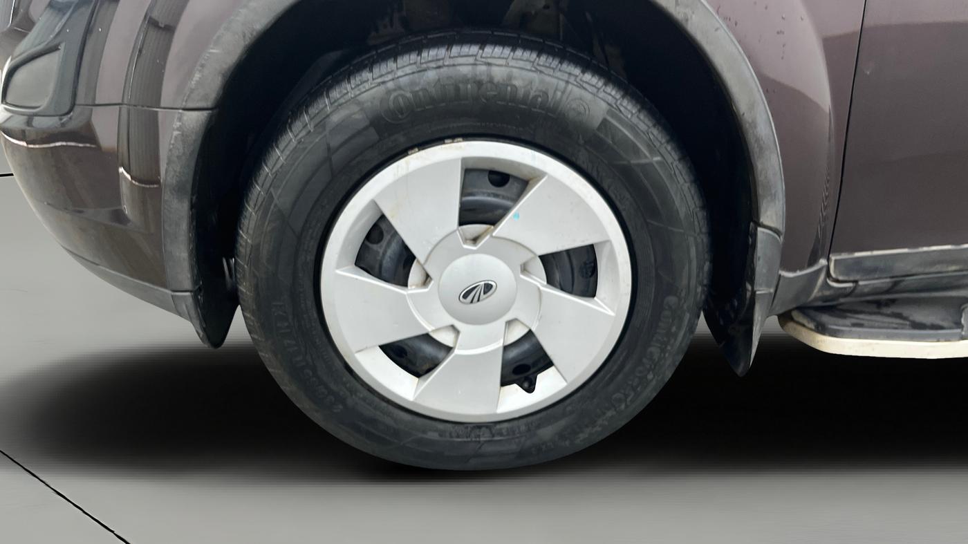 2015 Mahindra XUV500 W6, Diesel, Manual, 1,10,007 km, Left Front Wheel