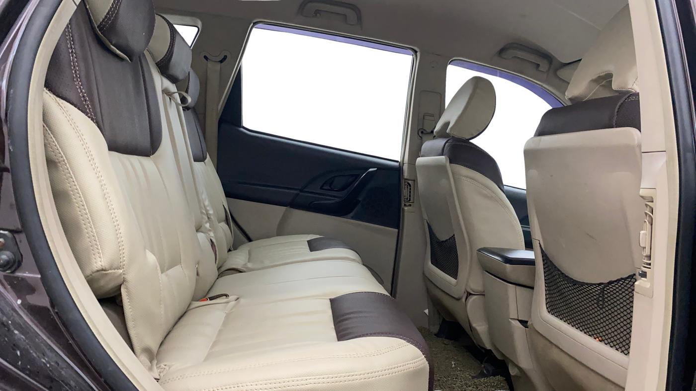 2017 Mahindra XUV500 W4, Diesel, Manual, 99,924 km, Right Side Rear Door Cabin