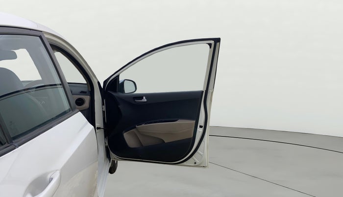 2016 Hyundai Xcent SX 1.2, CNG, Manual, 1,05,179 km, RHS Front Door