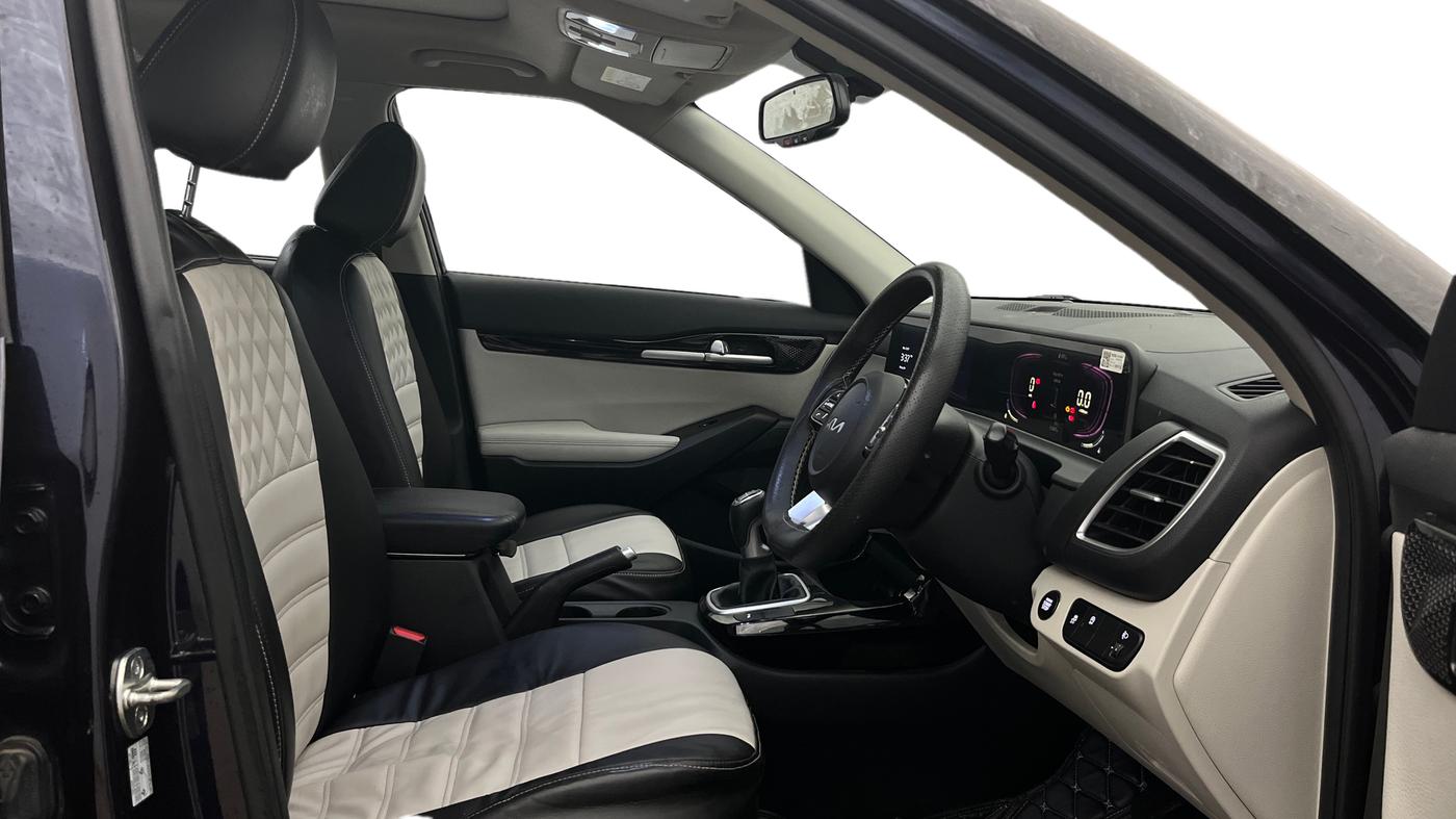 2024 KIA SELTOS  HTX 1.5 PETROL MT, CNG, Manual, 21,801 km, Right Side Front Door Cabin