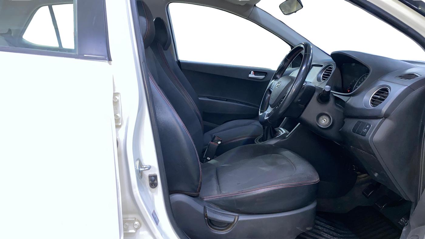 2018 Hyundai Grand i10 SPORTZ U2 1.2 KAPPA CRDI DUAL TONE, Diesel, Manual, 63,217 km, Right Side Front Door Cabin