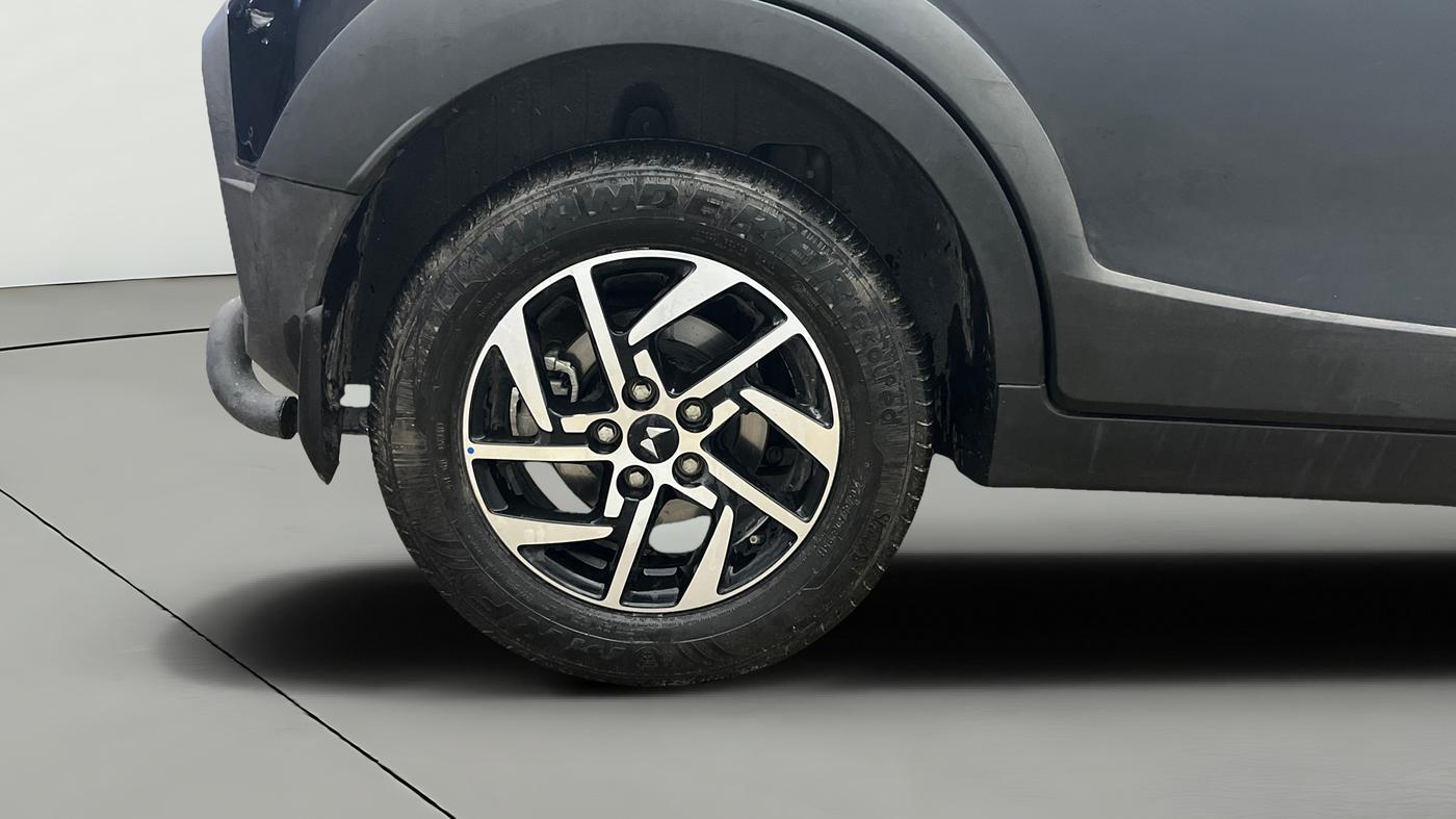 2025 Mahindra XUV 3XO AX5 1.2 L TCMPFI AT, Petrol, Automatic, 19,479 km, Right Rear Wheel