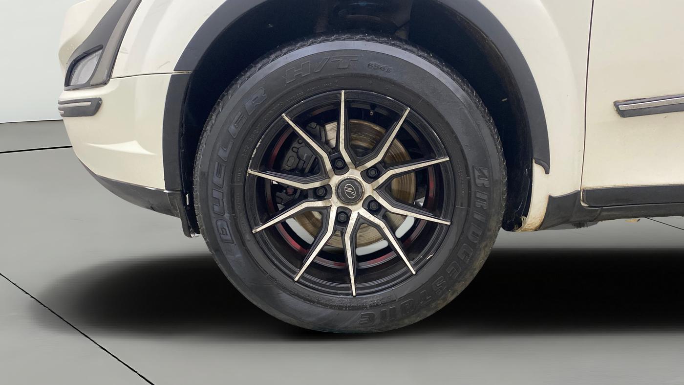 2019 Mahindra XUV500 W7, Diesel, Manual, 1,40,404 km, Left Front Wheel