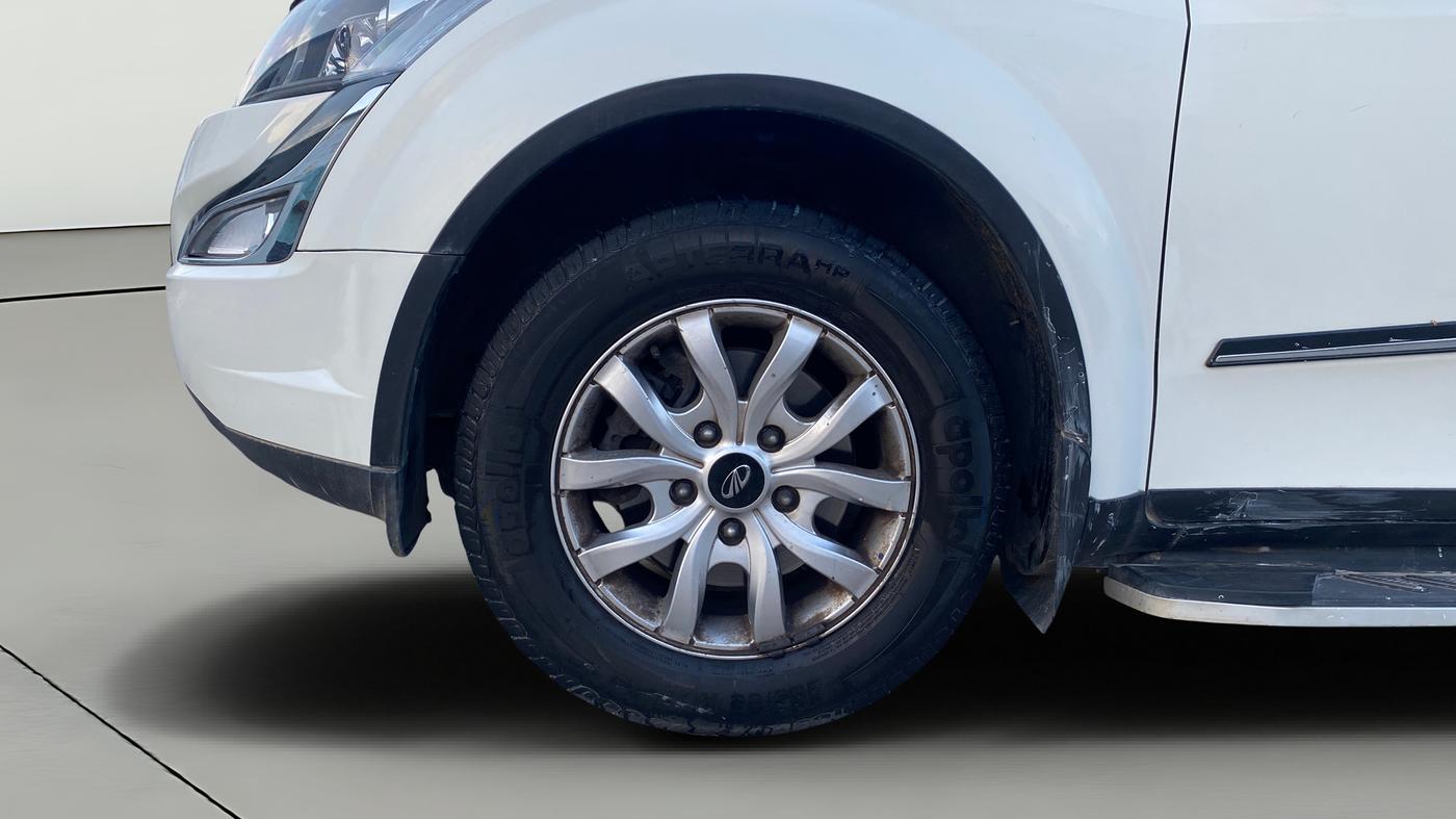 2017 Mahindra XUV500 G AT, Petrol, Automatic, 16,703 km, Left Front Wheel