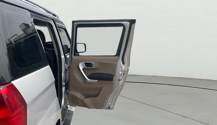 2017 Mahindra TUV300 T10, Diesel, Manual, 1,16,846 km, RHS Rear Door