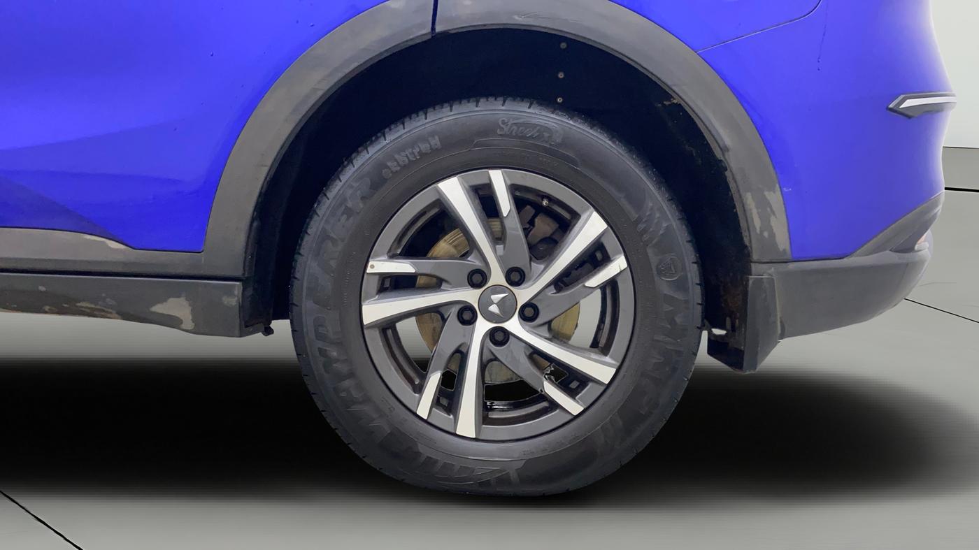 2022 Mahindra XUV700 AX 5 D MT 7 STR, Diesel, Manual, 69,388 km, Left Rear Wheel