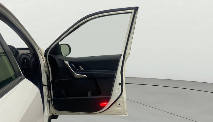 2018 Mahindra XUV500 W9 AT, Diesel, Automatic, 99,055 km, RHS Front Door