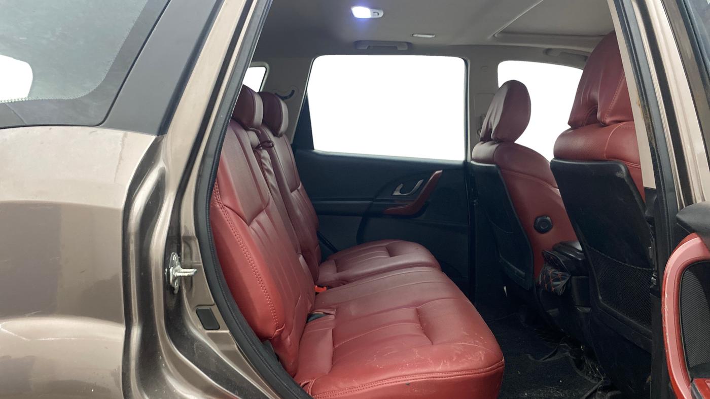 2017 Mahindra XUV500 W10 AT, Diesel, Automatic, 85,188 km, Right Side Rear Door Cabin