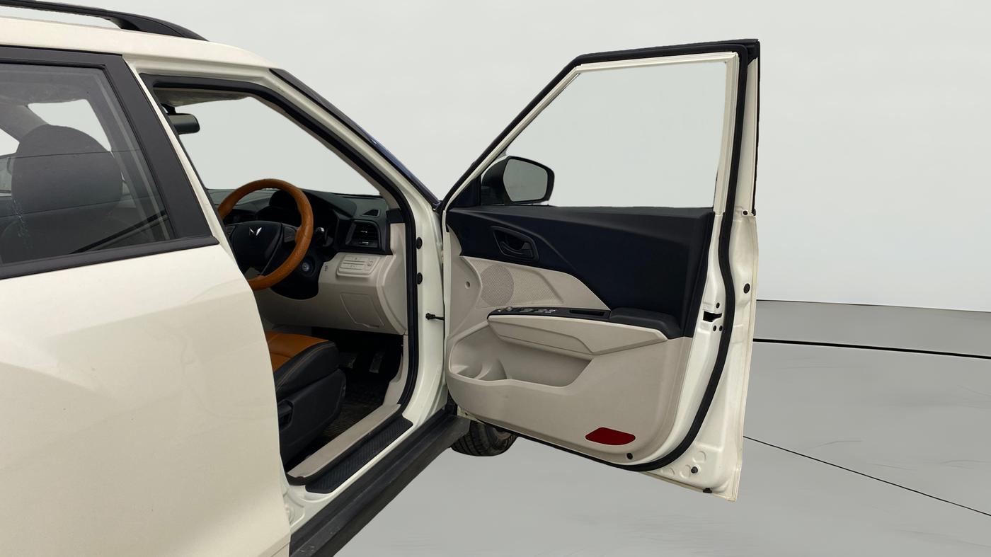 2023 Mahindra XUV300 W6 1.2 PETROL AMT, Petrol, Automatic, 13,946 km, RHS Front Door