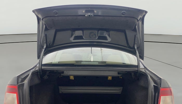 2016 Skoda Rapid 1.6 MPI STYLE PLUS AT, Petrol, Automatic, 87,383 km, Boot Door Open