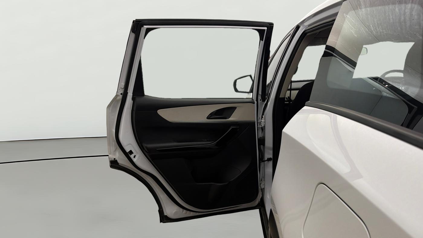 2025 Mahindra XUV700 AX 5 P AT 5 STR, Petrol, Automatic, 3,138 km, LHS Rear Door