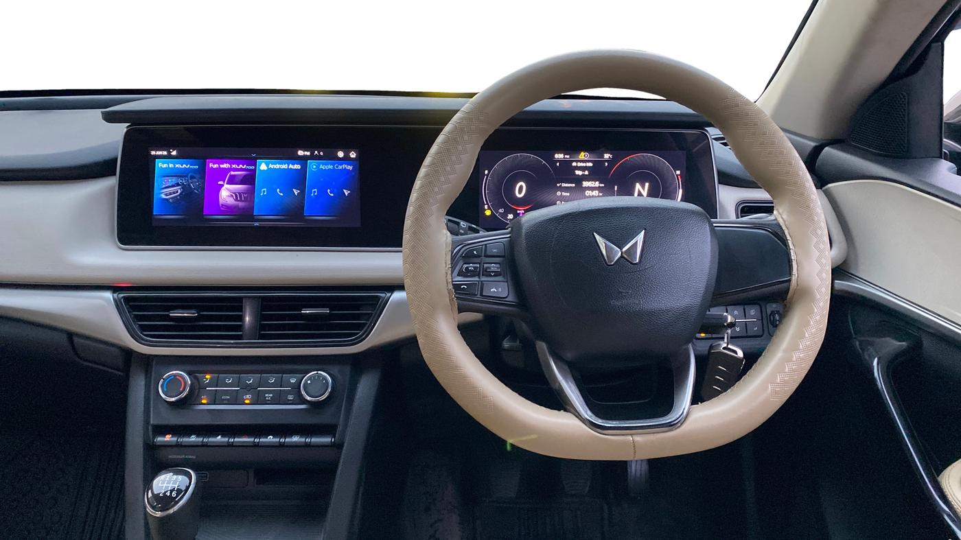 2022 Mahindra XUV700 AX 5 P MT 7 STR, Petrol, Manual, 1,11,115 km, Steering Wheel Close Up