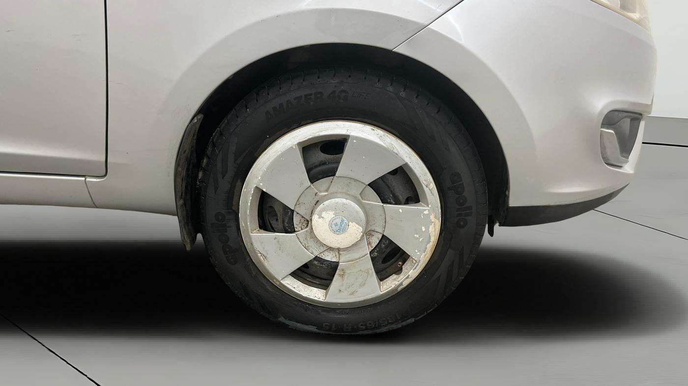 2015 Tata Zest XMS PETROL, Petrol, Manual, 75,897 km, Right Front Wheel