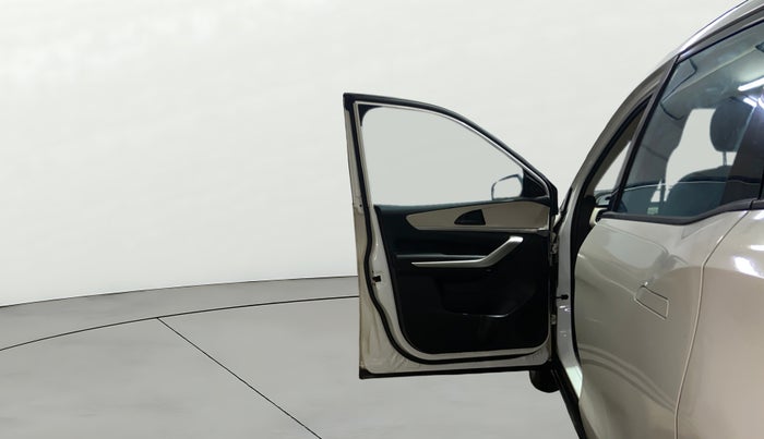 2023 Mahindra XUV700 MX P MT 5 STR, Petrol, Manual, 55,482 km, LHS Front Door