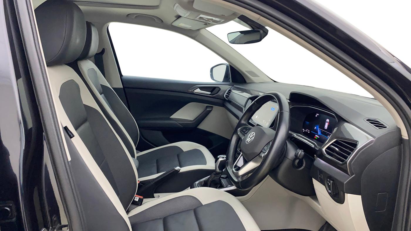 2025 Volkswagen TAIGUN TOPLINE 1.0 TSI AT, Petrol, Automatic, 20,094 km, Right Side Front Door Cabin