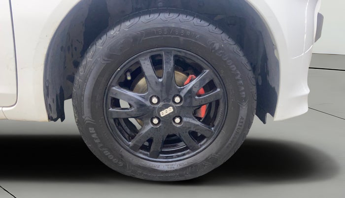 2015 Honda Brio VX AT, Petrol, Automatic, 1,01,243 km, Right Front Wheel