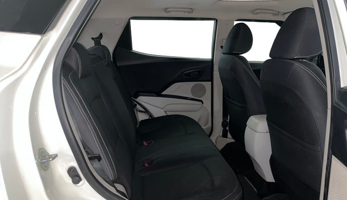 2023 Mahindra XUV300 W6 1.2 PETROL AMT, Petrol, Automatic, 39,599 km, Right Side Rear Door Cabin