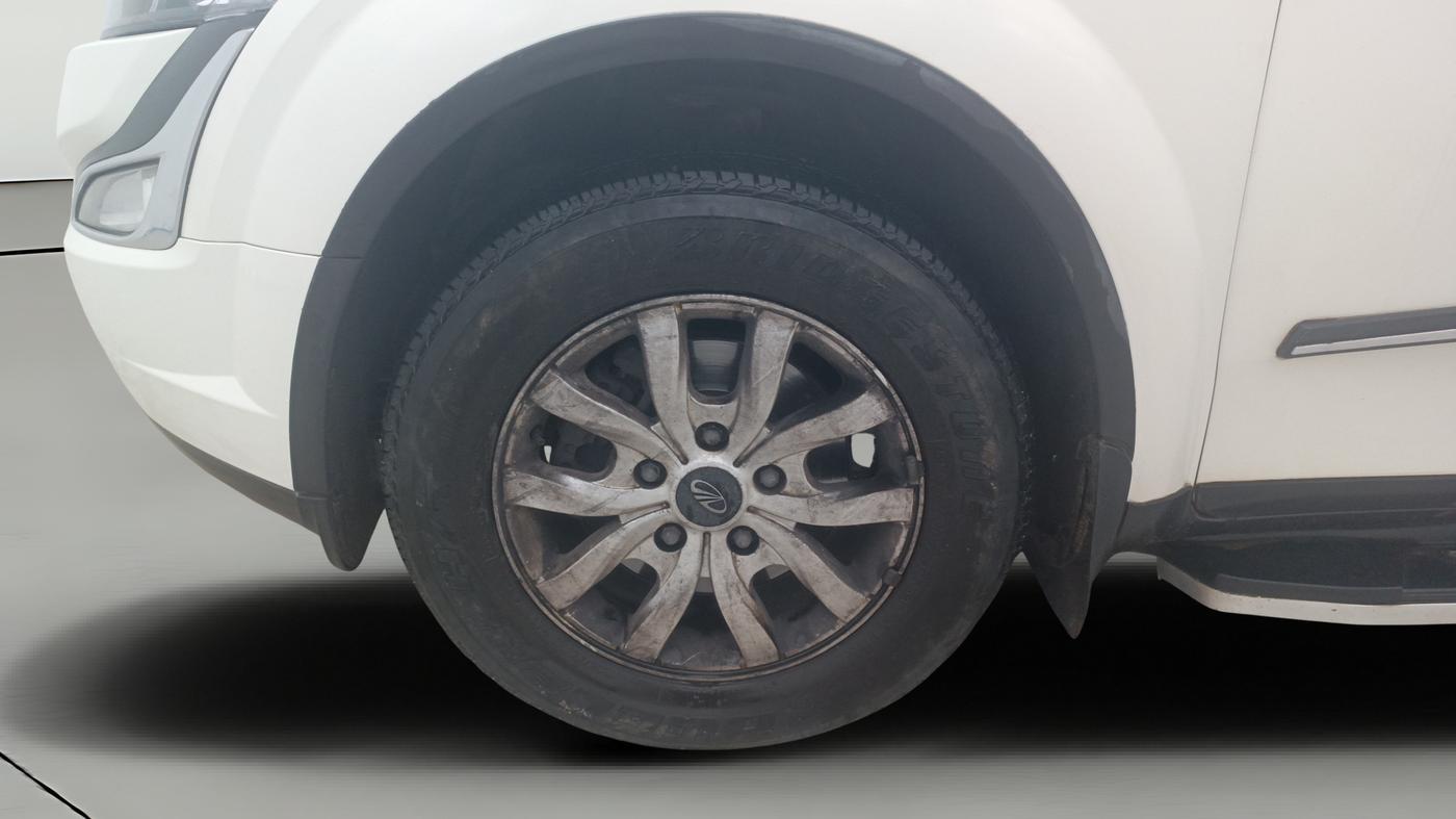 2017 Mahindra XUV500 W10 AT, Diesel, Automatic, 69,270 km, Left Front Wheel