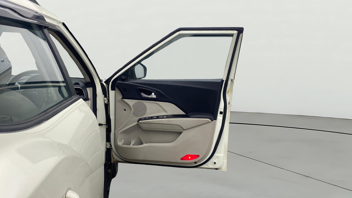 2021 Mahindra XUV300 W8 (O) 1.5 DIESEL, Diesel, Manual, 85,655 km, RHS Front Door