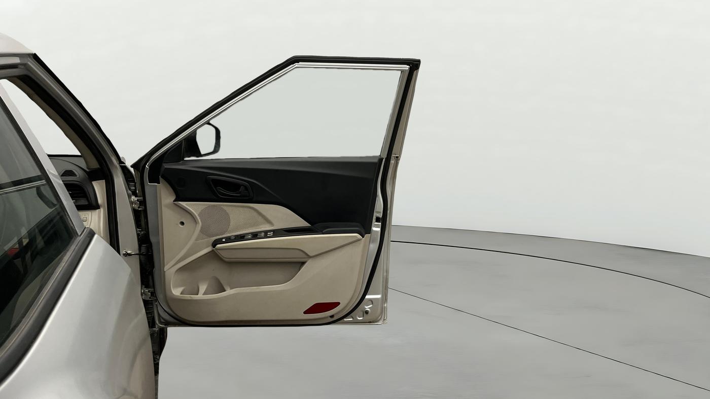 2021 Mahindra XUV300 W4 1.2 PETROL, Petrol, Manual, 63,350 km, RHS Front Door