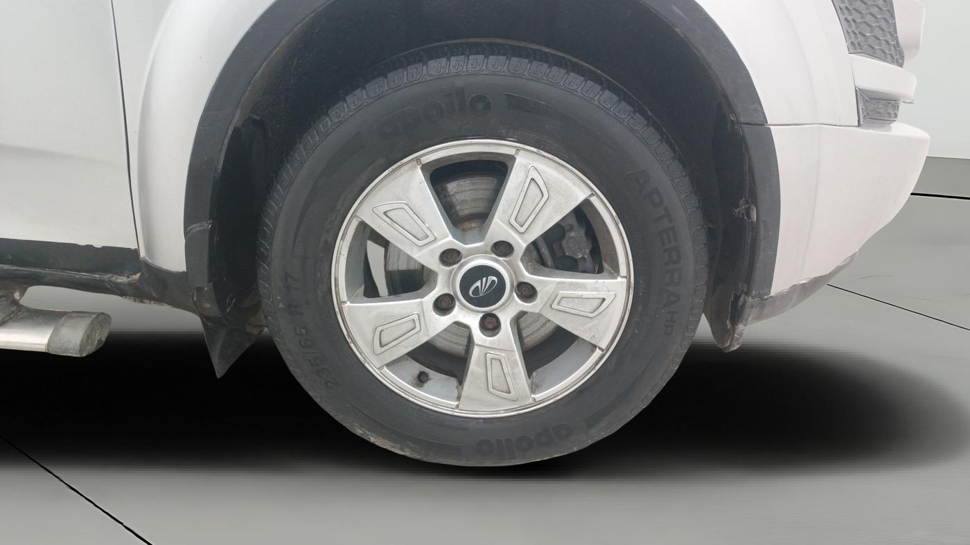 2014 Mahindra XUV500 W8, Diesel, Manual, 1,24,651 km, Right Front Wheel