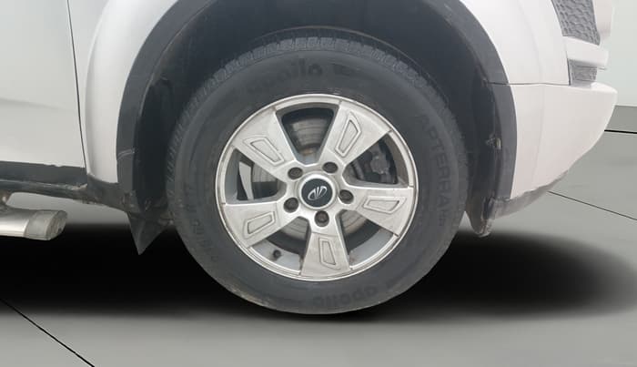2014 Mahindra XUV500 W8, Diesel, Manual, 1,24,651 km, Right Front Wheel