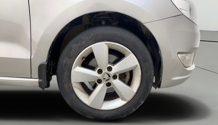 2015 Skoda Rapid AMBITION 1.6 MPI MT, Petrol, Manual, 90,252 km, Right Front Wheel