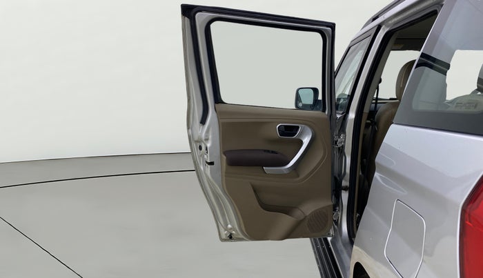 2017 Mahindra TUV300 T8, Diesel, Manual, 1,25,322 km, LHS Rear Door