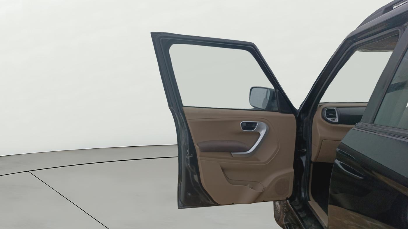 2015 Mahindra TUV300 T8, Diesel, Manual, 1,30,605 km, LHS Front Door
