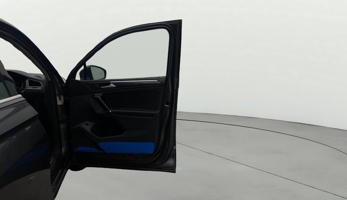 2018 Volkswagen TIGUAN HIGHLINE TDI AT, Diesel, Automatic, 1,41,504 km, RHS Front Door