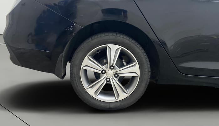 2017 Hyundai Verna 1.6 VTVT SX (O) AT, Petrol, Automatic, 93,308 km, Right Rear Wheel