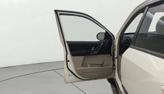 2015 Mahindra XUV500 W8, Diesel, Manual, 1,14,318 km, LHS Front Door