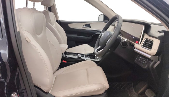 2022 Mahindra XUV700 AX 7 LUXURY P AT 7 STR, Petrol, Automatic, 17,184 km, Right Side Front Door Cabin
