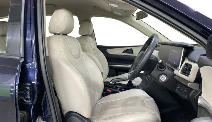 2022 Mahindra XUV700 AX 3 P MT 5 STR, Petrol, Manual, 74,579 km, Right Side Front Door Cabin