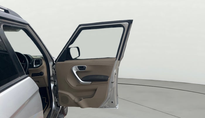 2017 Mahindra TUV300 T10, Diesel, Manual, 1,16,846 km, RHS Front Door