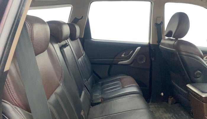2015 Mahindra XUV500 W8, Diesel, Manual, 1,16,382 km, Right Side Rear Door Cabin