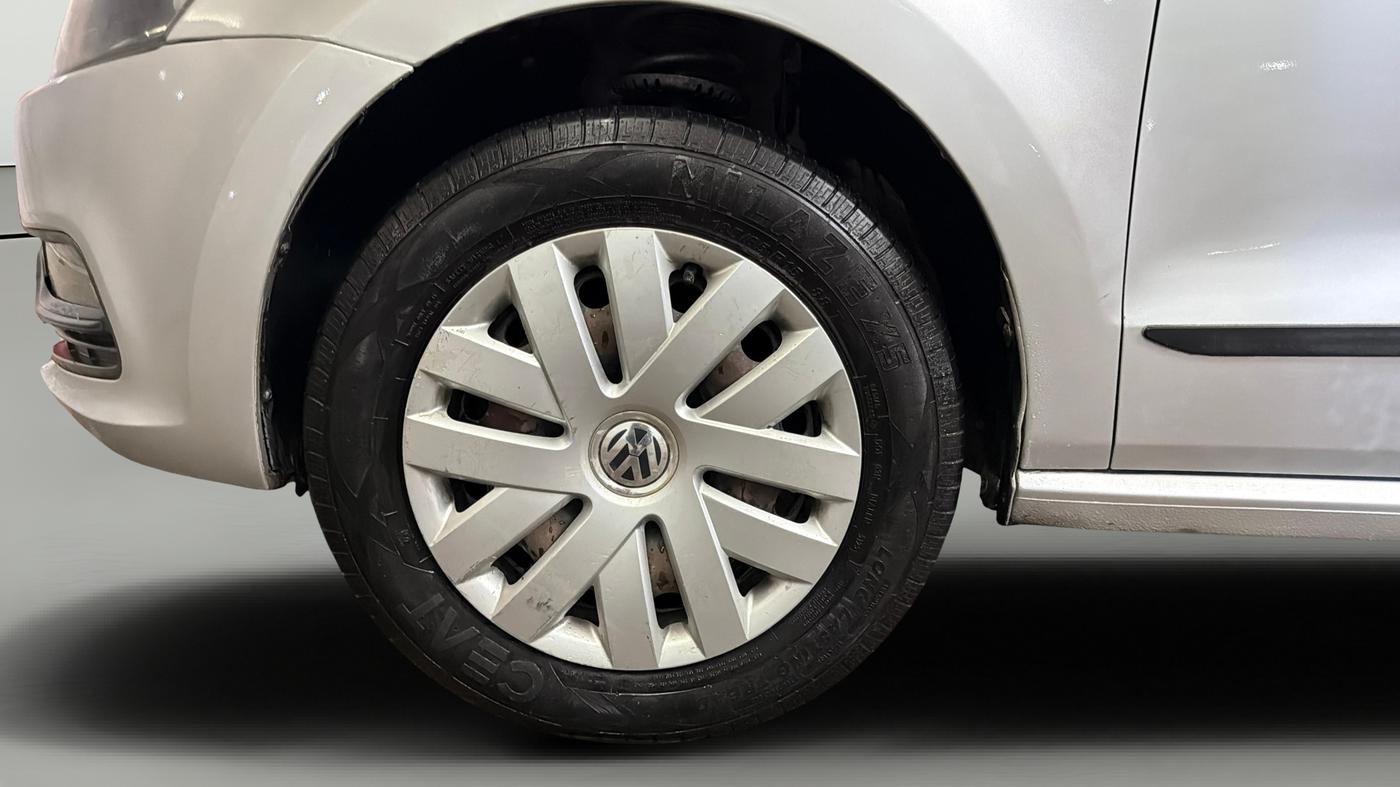 2015 Volkswagen Polo COMFORTLINE 1.2L, Petrol, Manual, 28,996 km, Left Front Wheel