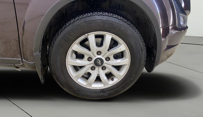 2017 Mahindra XUV500 W10, Diesel, Manual, 72,010 km, Right Front Wheel
