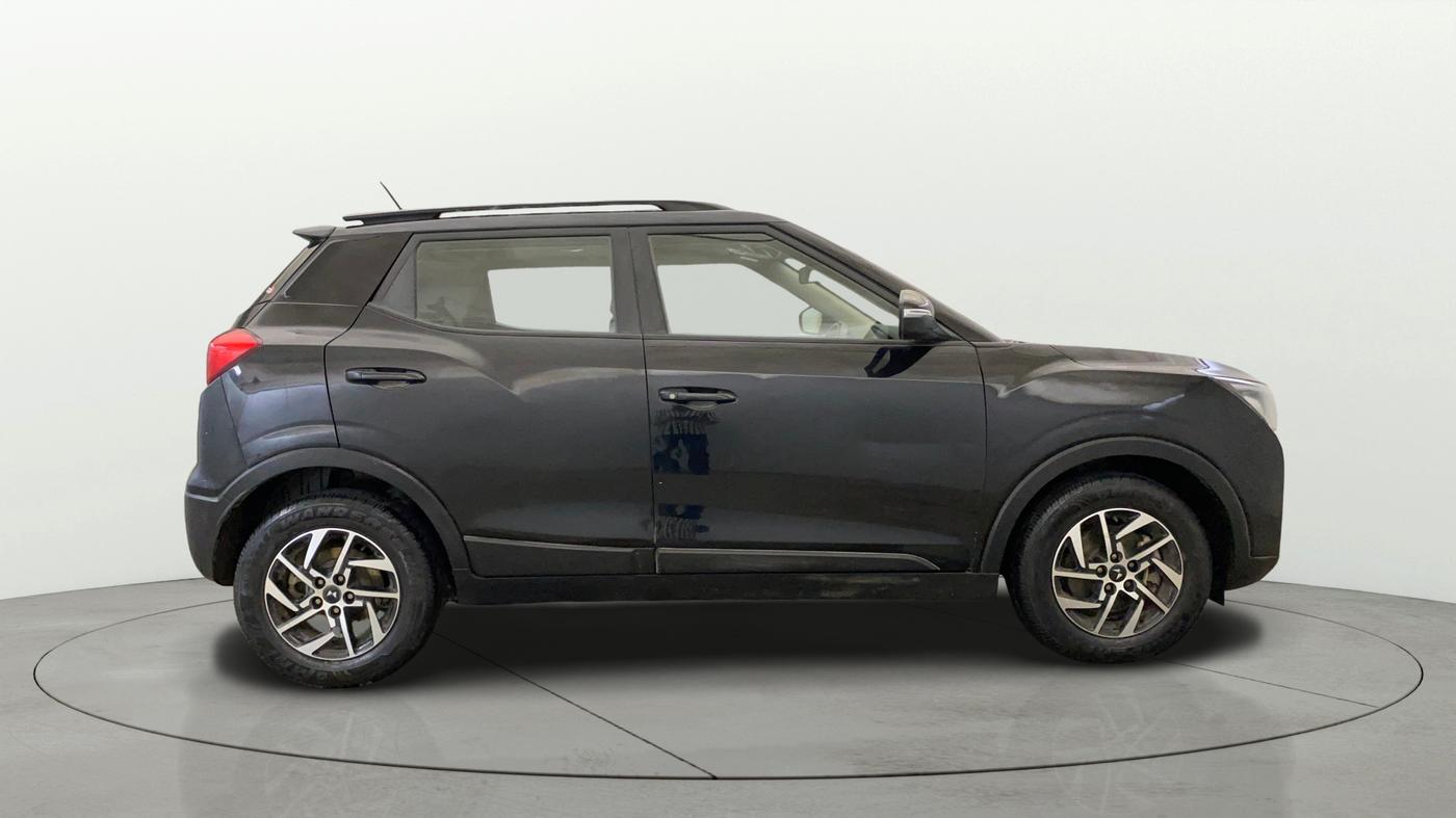 2023 Mahindra XUV300 W8 1.2 PETROL, Petrol, Manual, 60,515 km, Right Side View