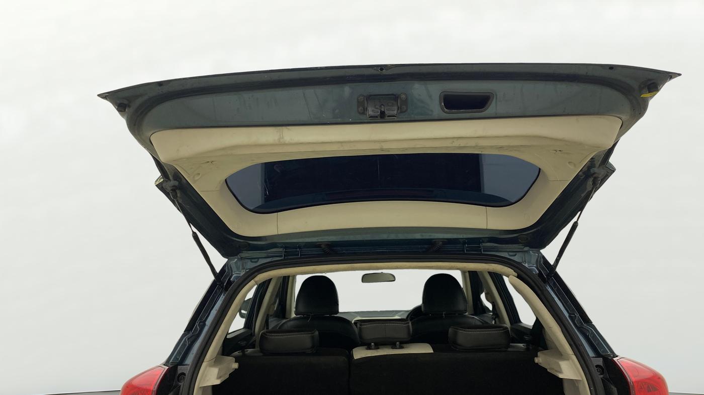 2021 Mahindra XUV300 W6 1.2 PETROL AMT, Petrol, Automatic, 62,028 km, Boot Door Open
