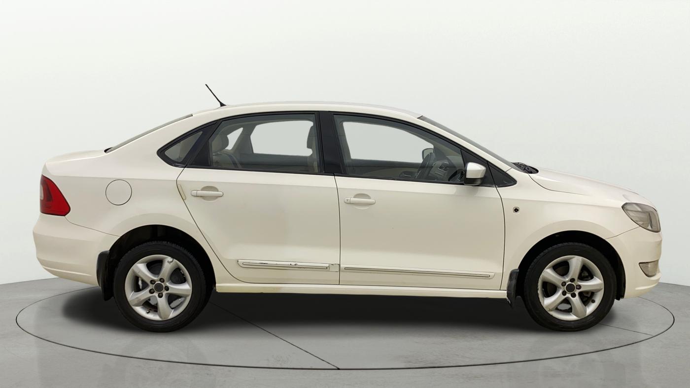 2014 Skoda Rapid ELEGANCE 1.6 MPI AT, Petrol, Automatic, 62,543 km, Right Side View