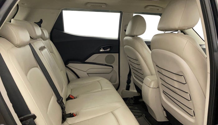 2020 Mahindra XUV300 W8 (O) 1.2 PETROL, Petrol, Manual, 1,04,286 km, Right Side Rear Door Cabin