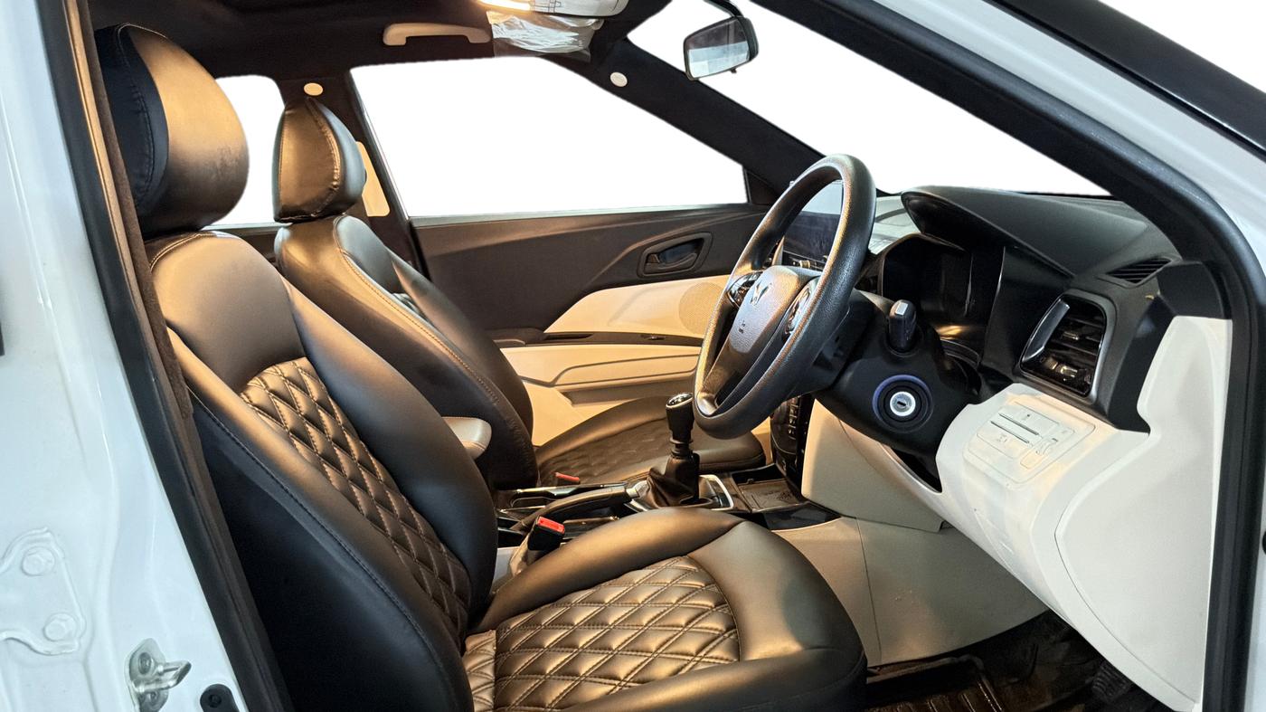 2025 Mahindra XUV 3XO MX3 Pro 1.2 L TCMPFi, Petrol, Manual, 5,280 km, Right Side Front Door Cabin