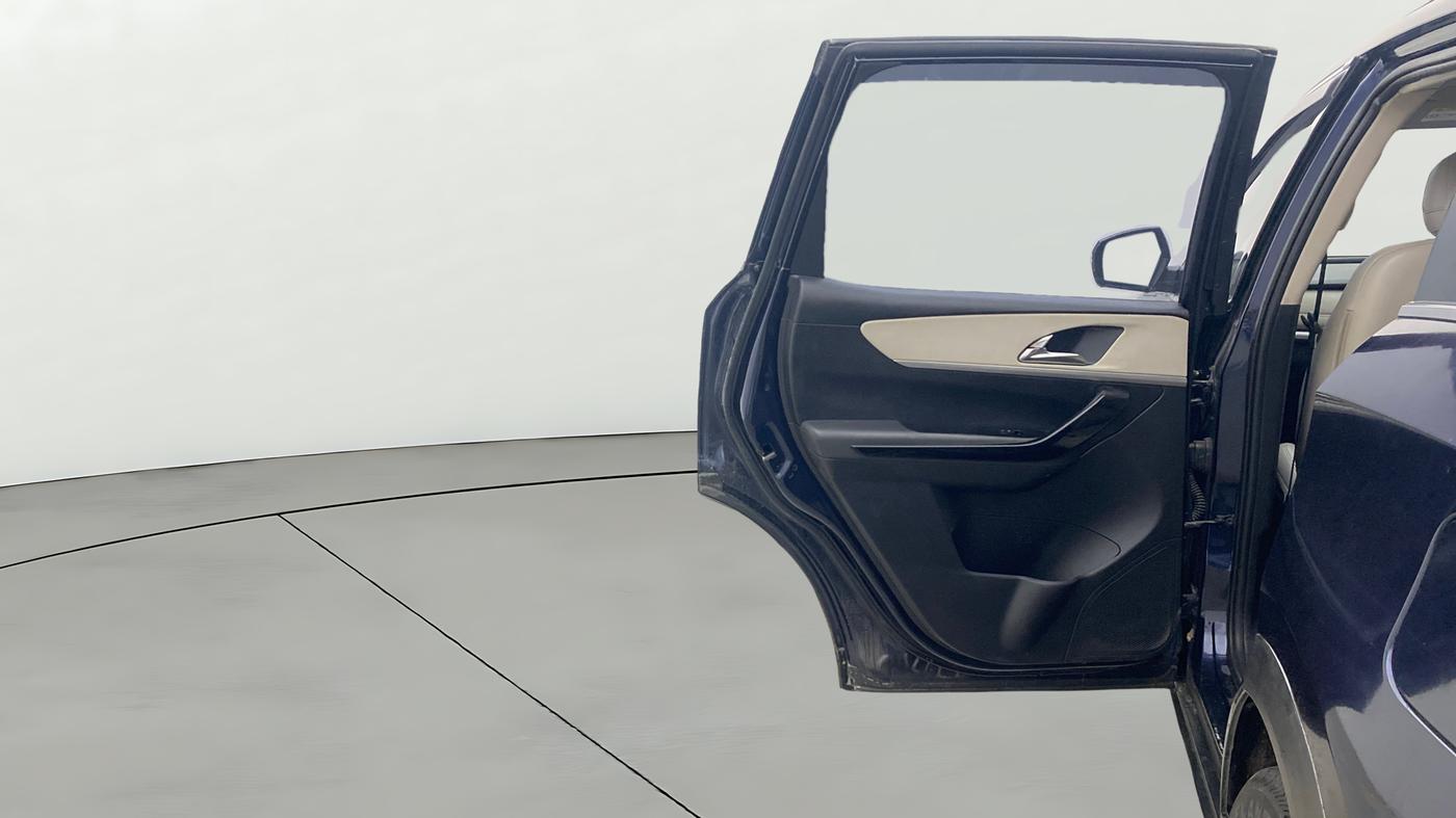 2021 Mahindra XUV700 AX 7 LUXURY P AT 7 STR, Petrol, Automatic, 1,01,825 km, LHS Rear Door