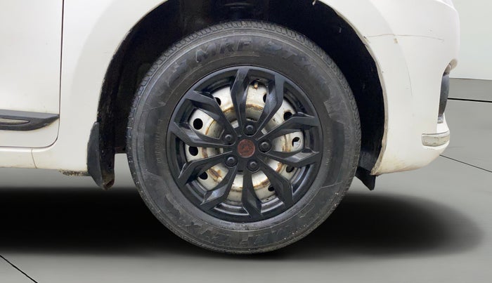 2017 Maruti Dzire LXI, CNG, Manual, 78,941 km, Right Front Wheel