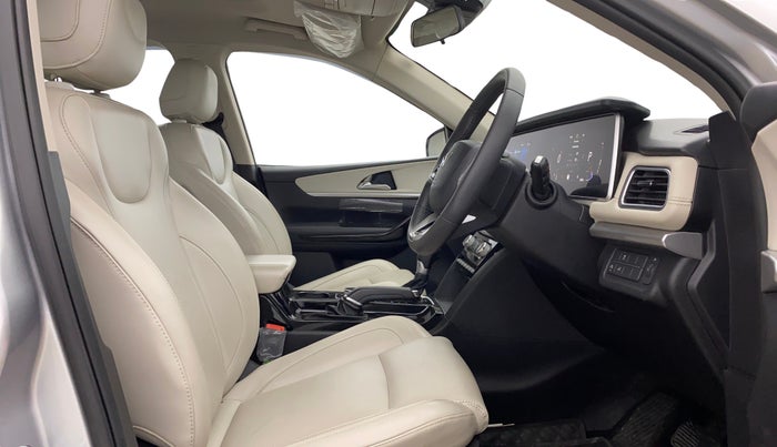 2023 Mahindra XUV700 AX 7 D AT 7 STR, Diesel, Automatic, 16,368 km, Right Side Front Door Cabin