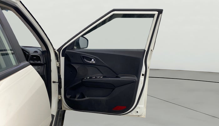 2023 Mahindra XUV300 W8 1.2 PETROL, Petrol, Manual, 28,310 km, RHS Front Door