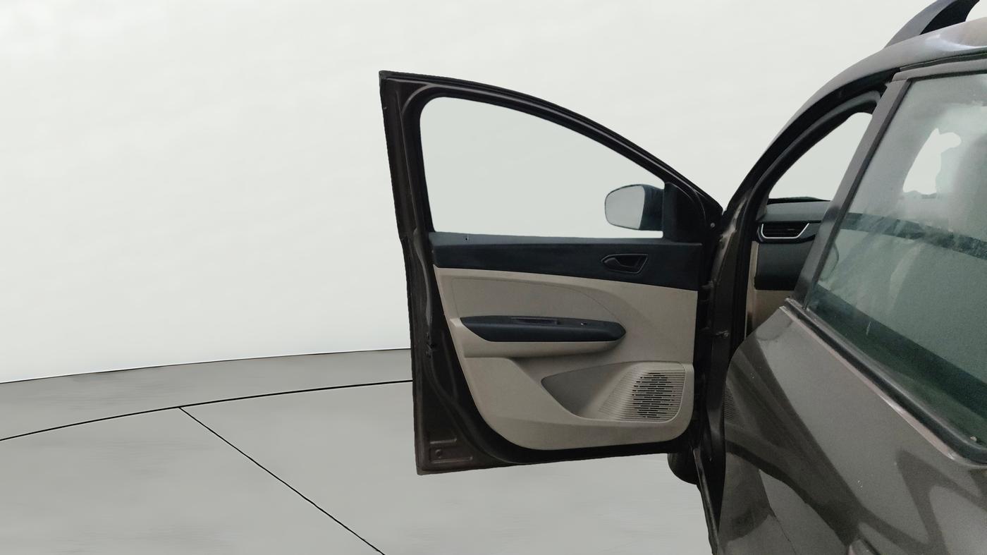 2022 Renault TRIBER RXT, Petrol, Manual, 32,493 km, LHS Front Door