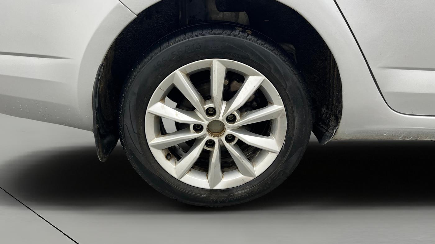 2015 Skoda Octavia AMBITION 1.4 TSI, Petrol, Manual, 1,47,263 km, Right Rear Wheel